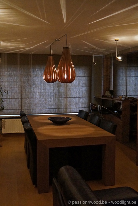 Rain hanglampen in walnoot hout boven eettafel